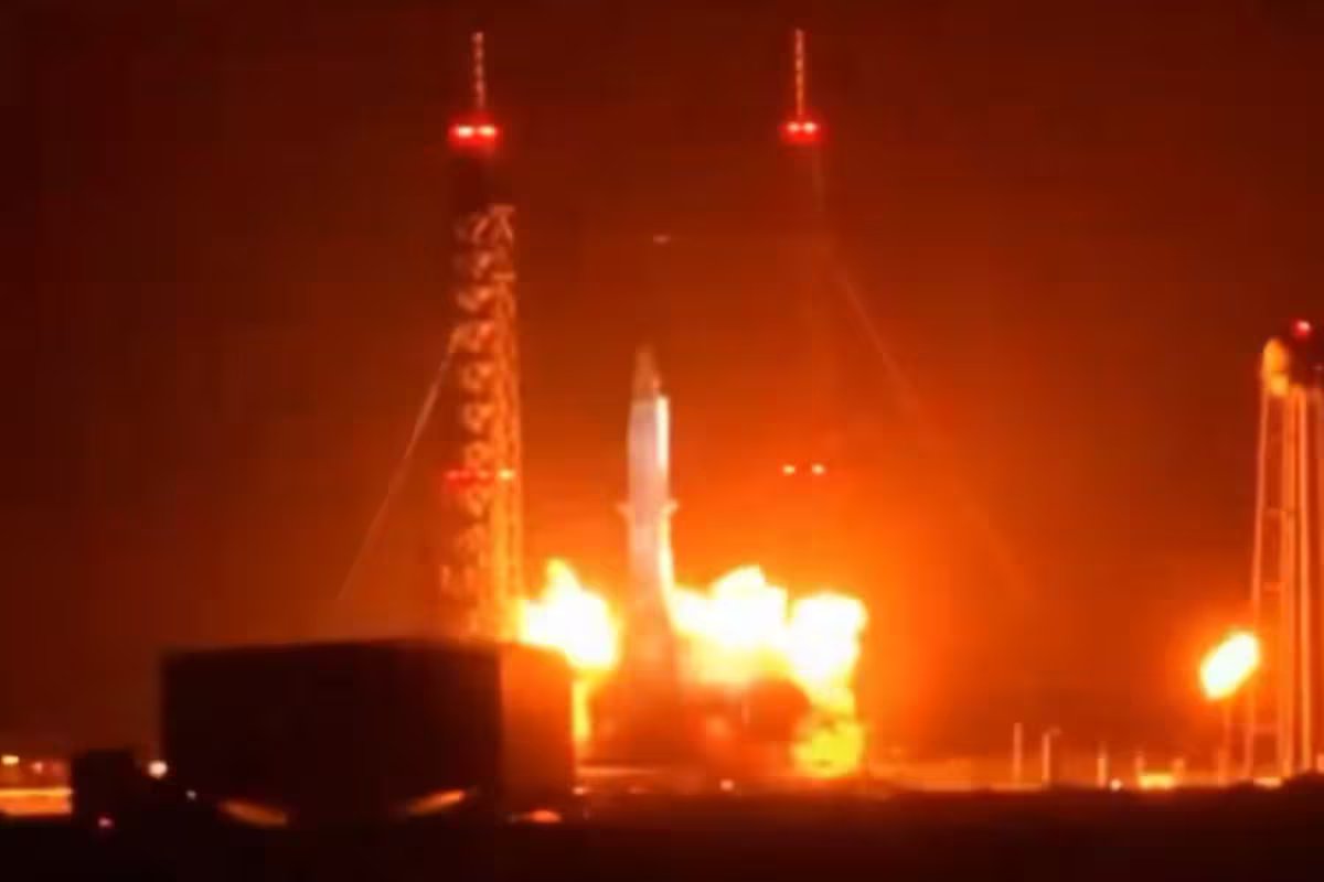 Foguete New Glenn da Blue Origin explode durante teste de motor