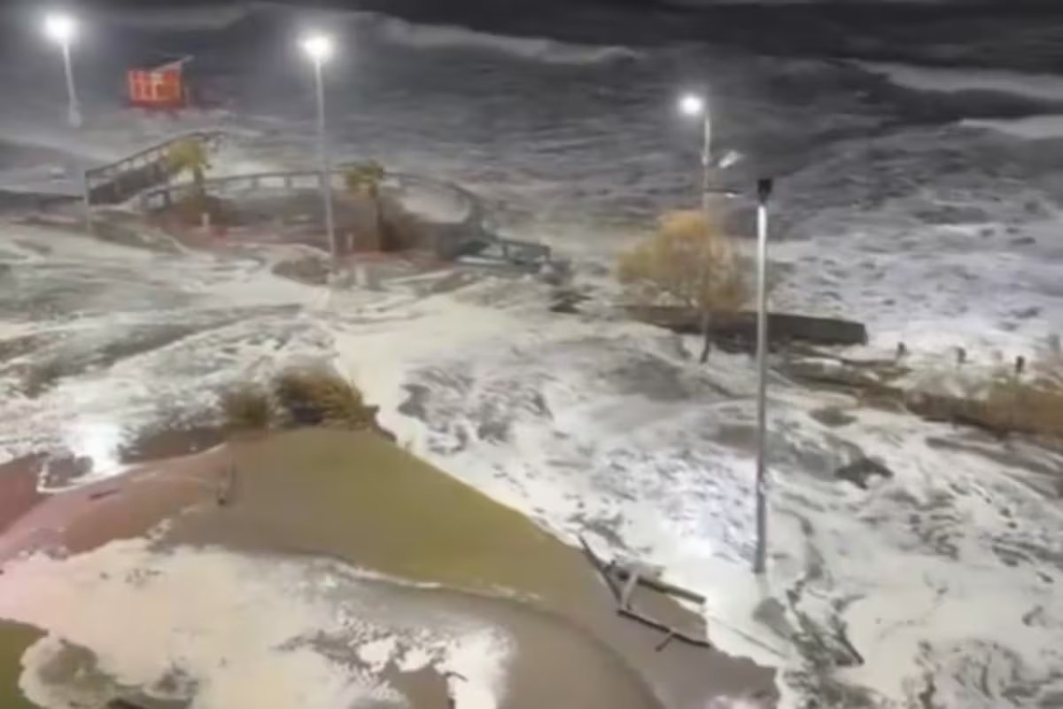Forte tempestade na costa de Buenos Aires. Ondas de 12 metros, inundações e evacuações e um alerta extra de ciclone tropical