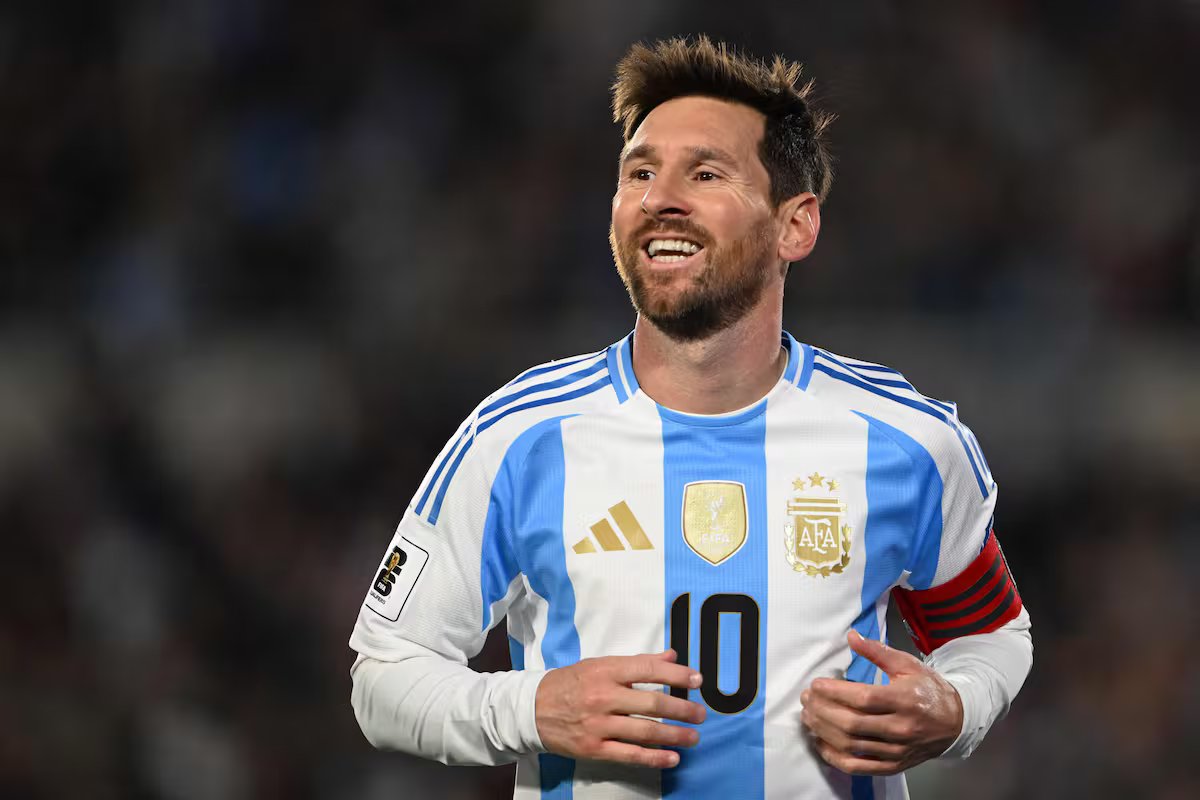 Gesto de solidariedade de Lionel Messi aos trabalhadores do setor imobiliário de Ezeiza após vencer a Copa do Mundo no Catar.