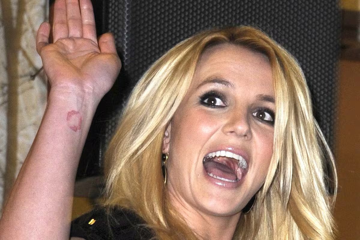 Gritos, faca na mão. Britney Spears filmou uma cena confusa em um restaurante