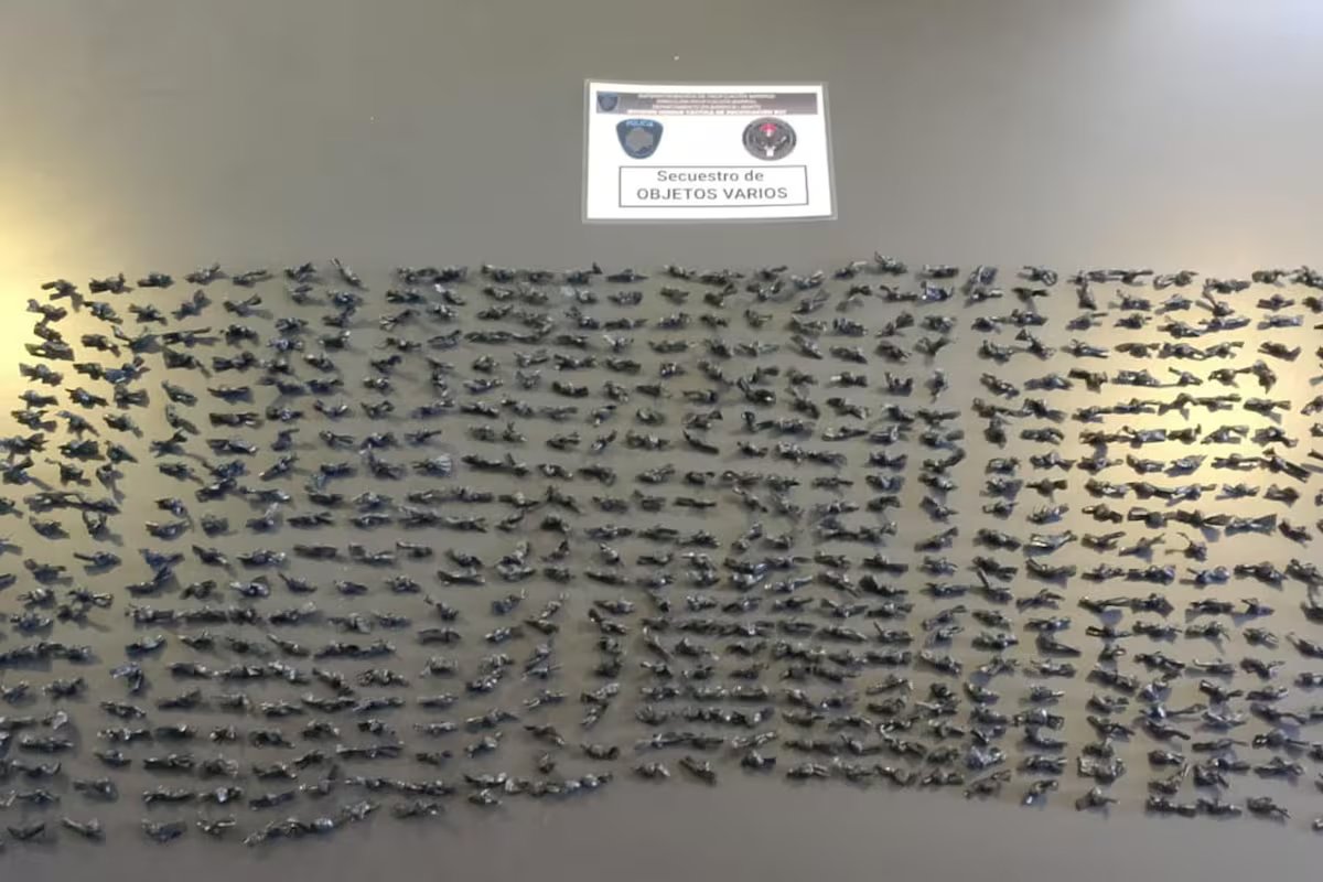 Havia um mandado de prisão contra ele e a proibição de entrada no país. ele foi encontrado vendendo pasta base em 31 vilas.