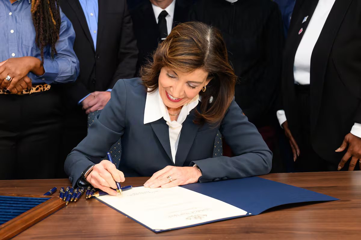Hochul anunciou um pacote de leis para proteger os trabalhadores em Nova York. em que consistem?
