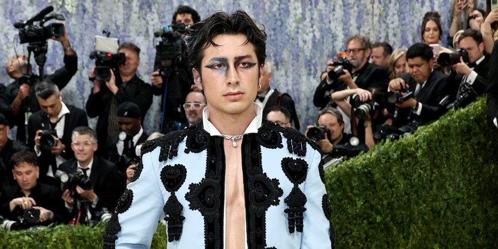 Hudson Williams faz estreia no Met Gala e usa maquiagem dramática para o tapete vermelho de 2026! – Just Jared – Notícias e fofocas sobre celebridades