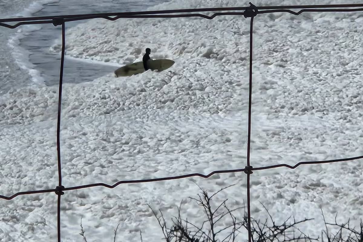 Imagens espetaculares de espuma lançada nas praias de Quekenn após a tempestade
