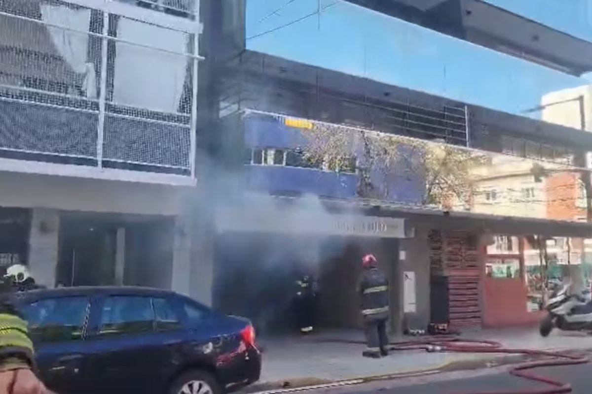 Incêndio em prédio em Palermo. fumaça e vizinhos foram evacuados do terraço