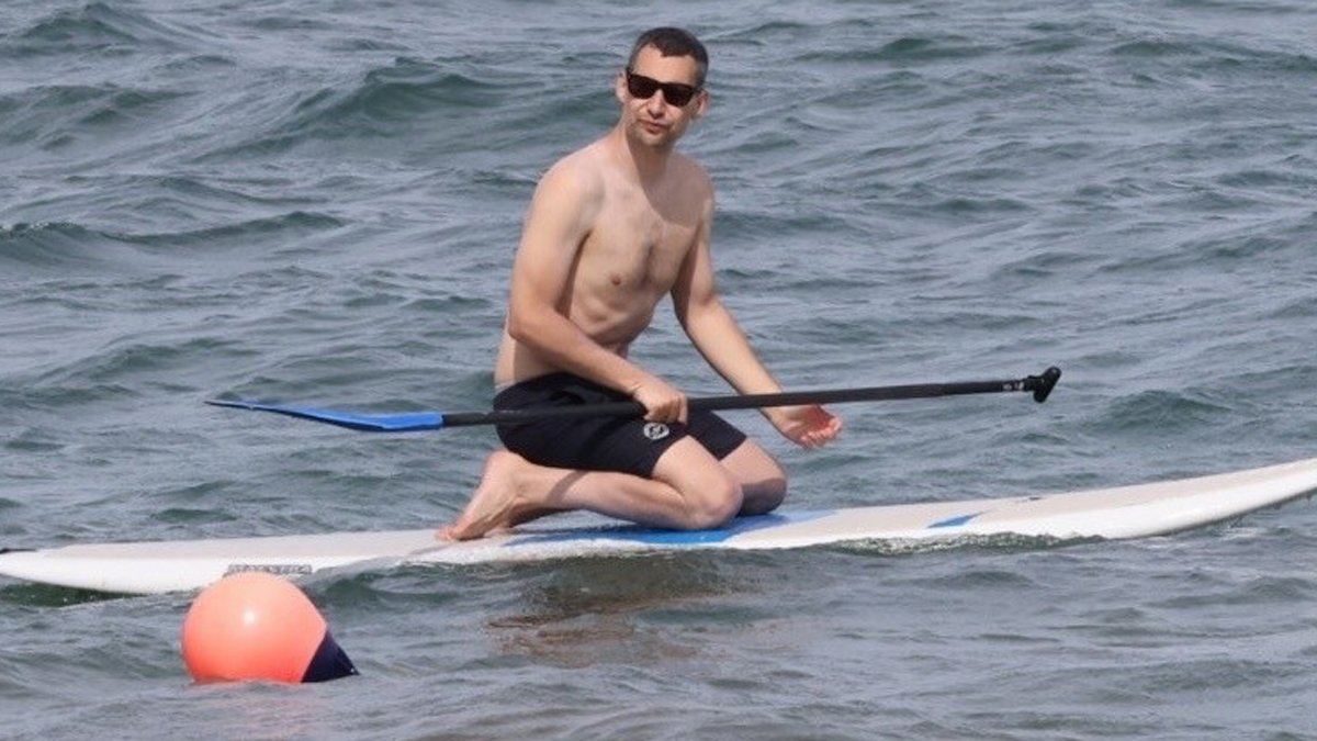 Jack Antonoff passa um dia sem camisa na praia do Havaí – Just Jared – Celebrity News & Gossip