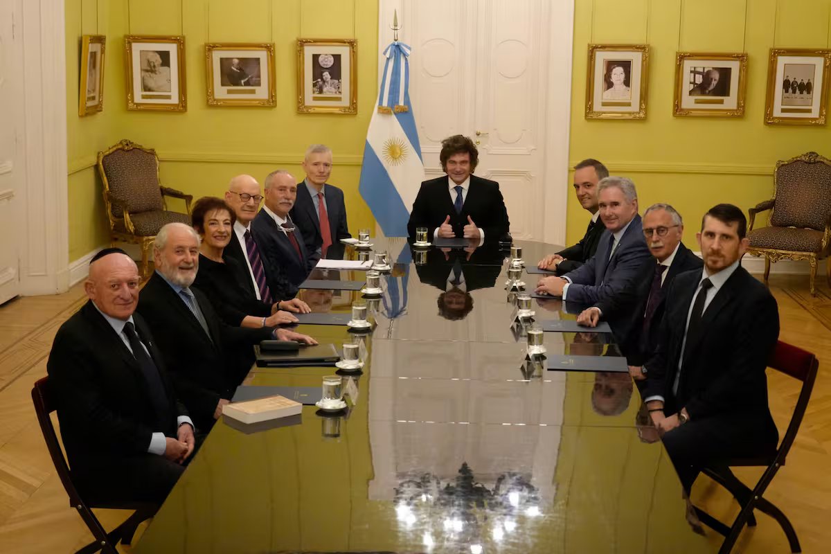 Javier Millay retorna aos Estados Unidos em viagem expressa para a convenção mundial em Los Angeles