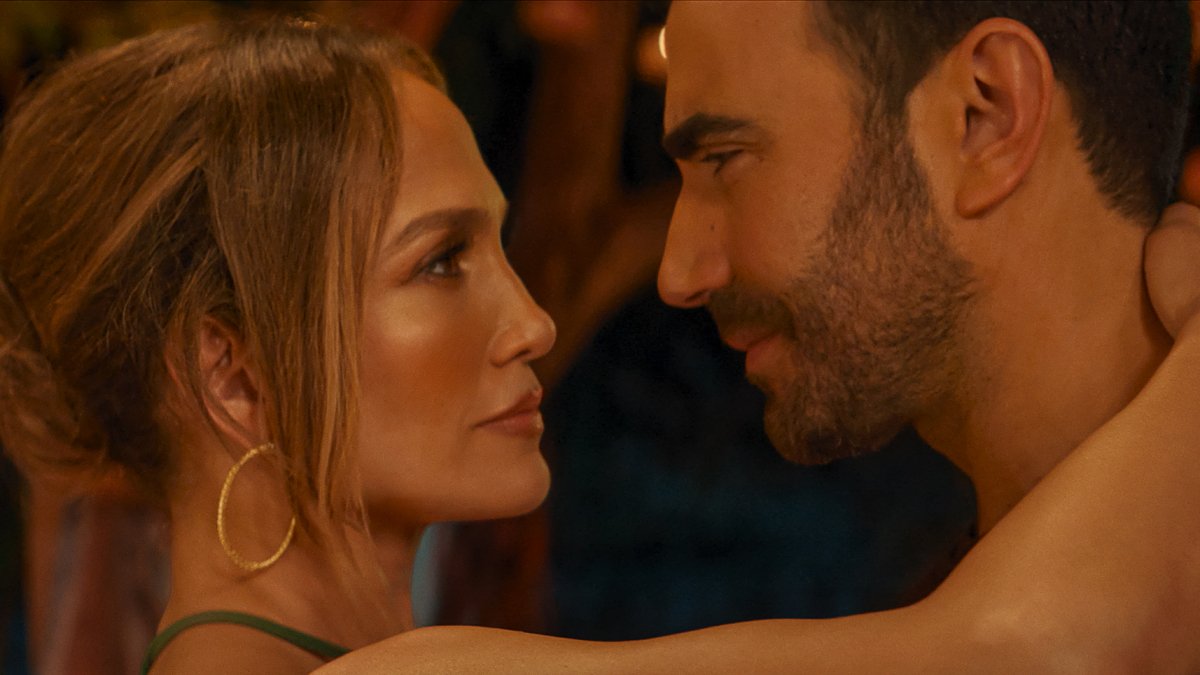 Jennifer Lopez supostamente compartilha química ‘real’ com Brett Goldstein, mas está felizmente solteira – Just Jared – Celebrity News & Gossip