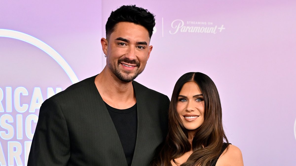 Jessi Draper chega ao tapete vermelho do AMA de 2026 com Marciano morena em meio a divórcio e drama de caso – Just Jared – Notícias e fofocas de celebridades