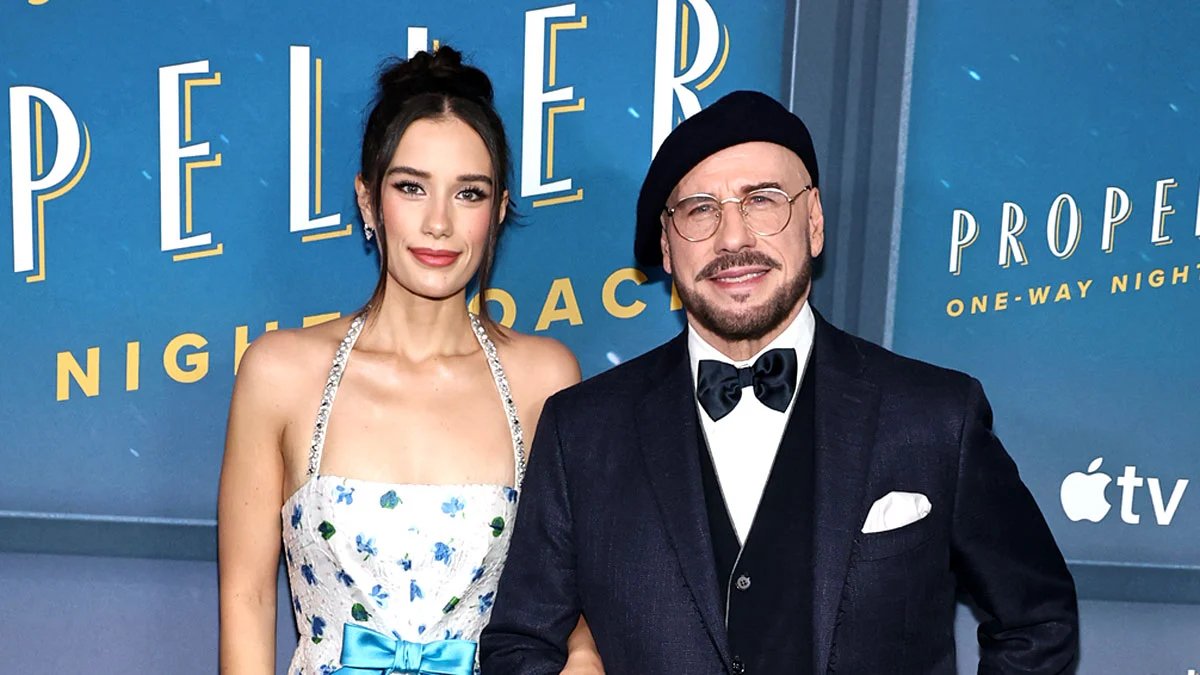 John Travolta e a filha Ella compartilham um momento no tapete vermelho na estreia de ‘Propeller’ em Nova York – Just Jared – Celebrity News & Gossip