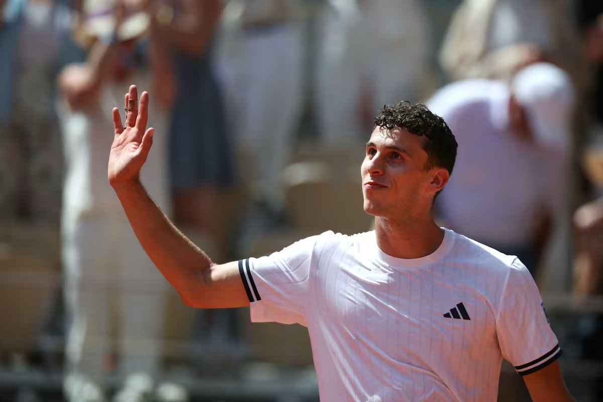 Juan Manuel Cerundolo derrotou o número 1 do mundo, Yannick Ciner, e conquistou a maior vitória de sua carreira em Roland Garros.
