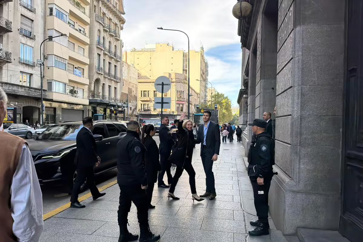 Karina Miley chegou ao MP para se encontrar com Martin Menem em meio a uma pesada operação de segurança.