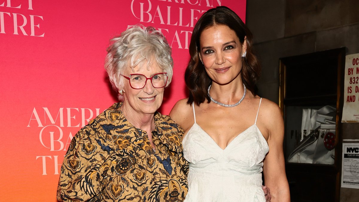 Katie Holmes sai na Gala de Primavera de 2026 do American Ballet Theatre com sua mãe! – Just Jared – Notícias e fofocas sobre celebridades