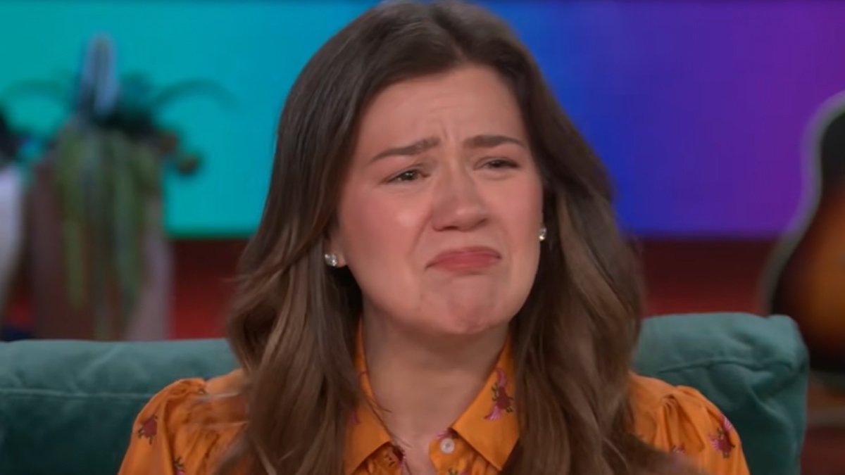 Kelly Clarkson começa a chorar após a emocionante homenagem de Rita Wilson em seu talk show – Just Jared – Celebrity News & Gossip
