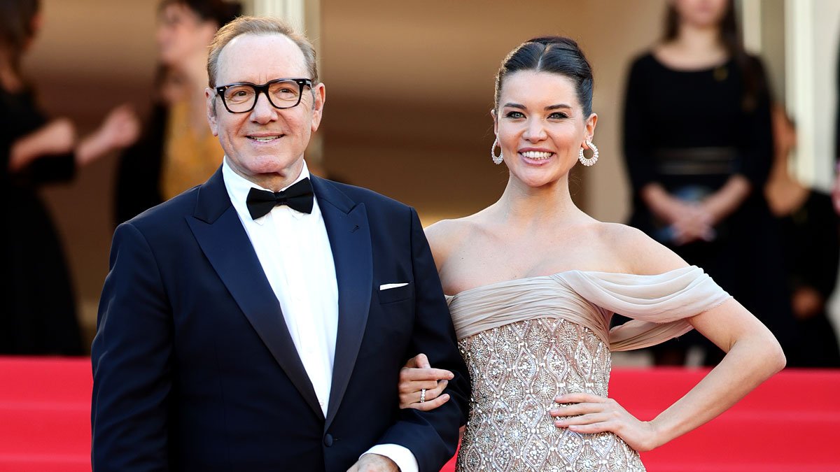 Kevin Spacey retorna a Cannes com a modelo Via Lemann no braço, um ano após discurso inflamado – Just Jared – Celebrity News & Gossip