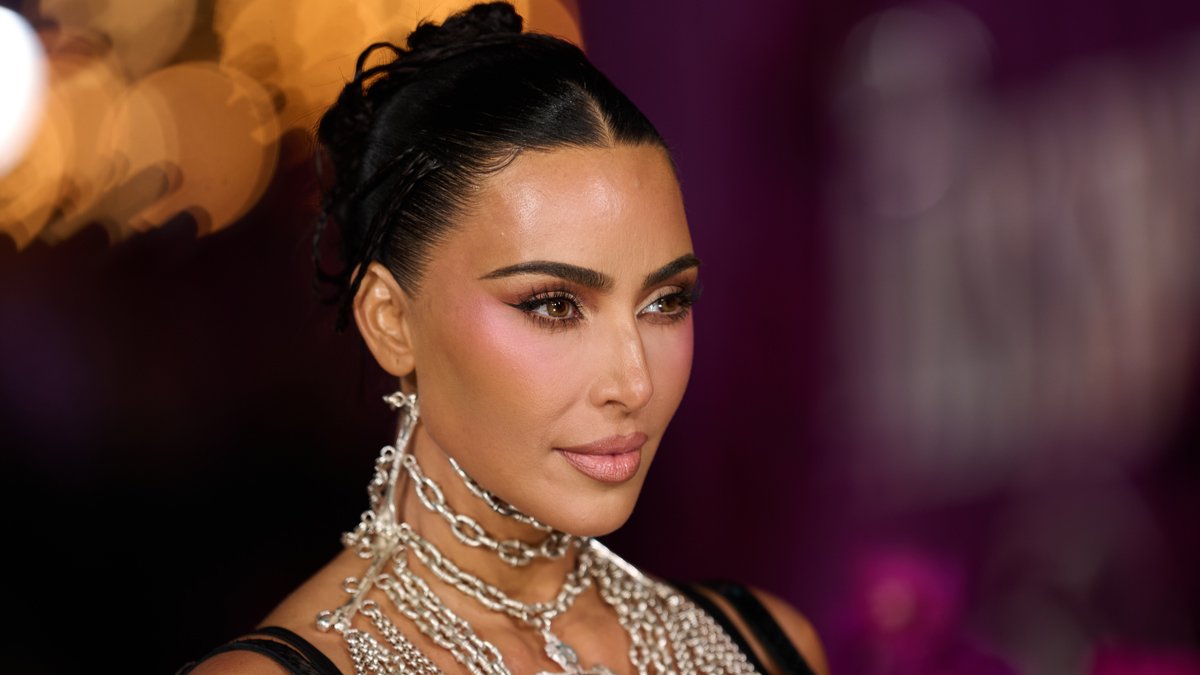 Kim Kardashian revela que toma mais de 30 vitaminas todos os dias – Just Jared – Notícias e fofocas de celebridades