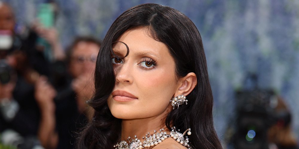 Kylie Jenner diz que ‘arruinou’ as sobrancelhas depois de tingi-las no Met Gala de 2026 – Just Jared – Notícias e fofocas de celebridades