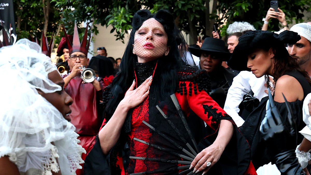 Lady Gaga assume The Grove de Los Angeles para a estreia de ‘MAYHEM Requiem’ – assista a dois clipes do filme concerto! – Just Jared – Notícias e fofocas sobre celebridades