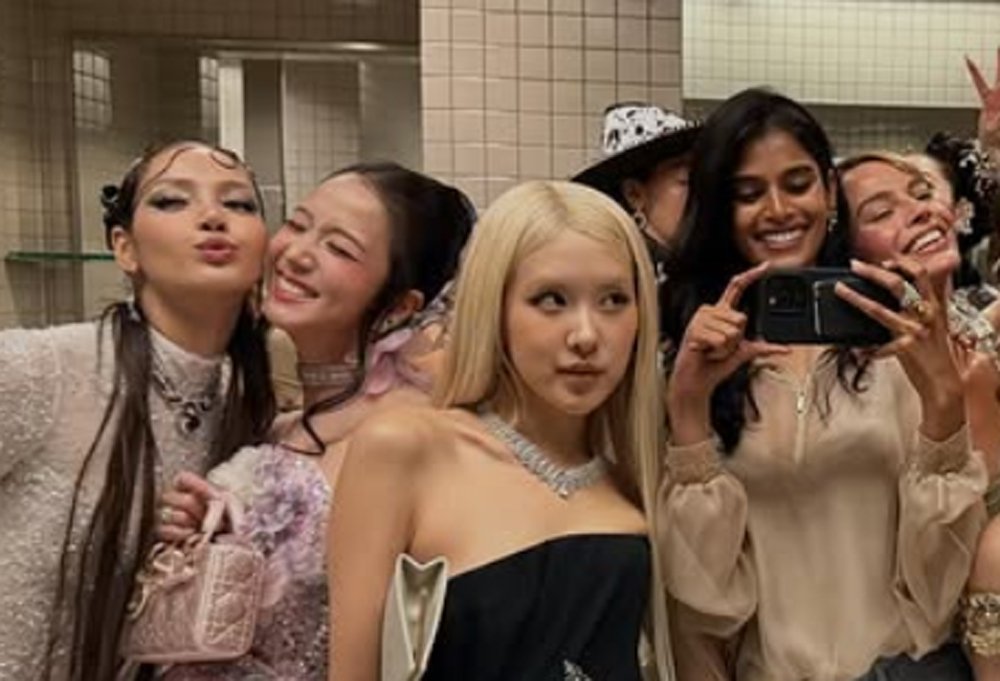 Lançada a primeira selfie do Met Gala no banheiro de 2026: Blackpink, Margot Robbie e mais se reúnem – Just Jared – Notícias e fofocas de celebridades