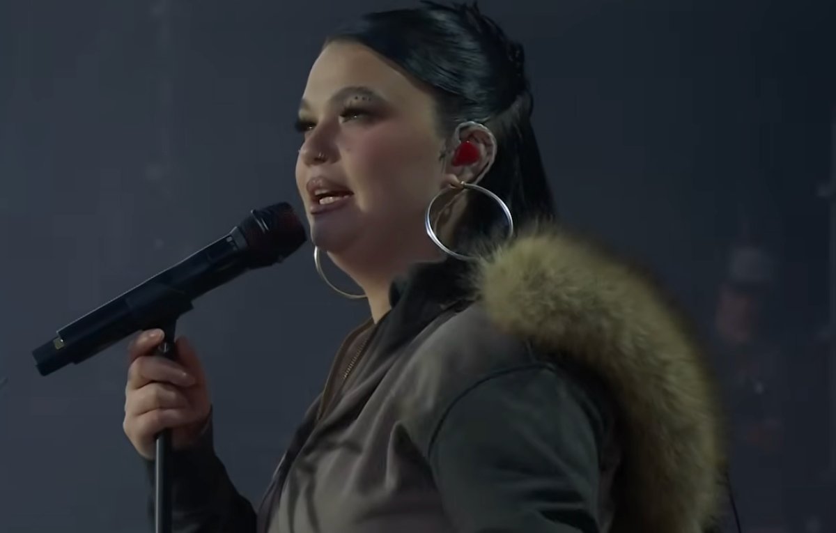 Letra e significado de ‘From Down Here’: Lola Young retorna com uma nova música emocional após lutas e recuperação – Just Jared – Notícias e fofocas de celebridades