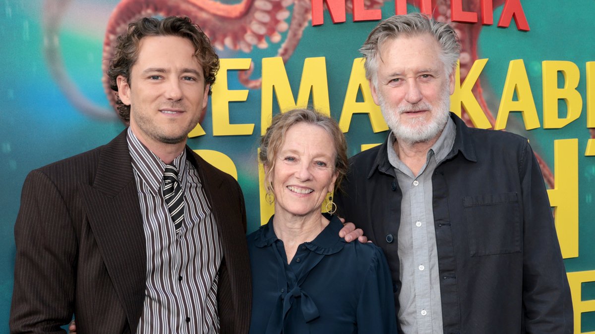Lewis Pullman é apoiado pelos pais Bill Pullman e Tamara Hurwitz na estreia de ‘Remarkably Bright Creatures’! – Just Jared – Notícias e fofocas sobre celebridades