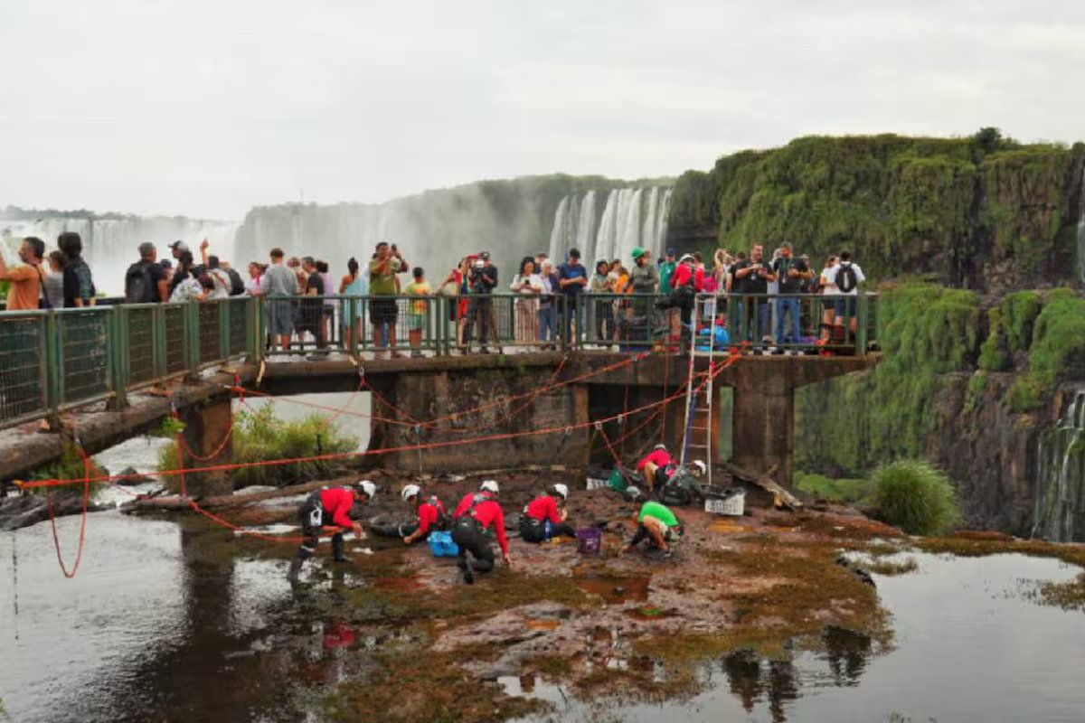 Limpeza histórica nas Cataratas do Iguaçu. mais de 400 quilos de moedas foram retirados do fundo