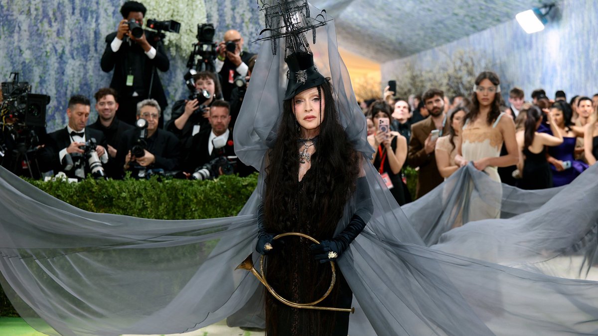 Madonna canaliza arte surreal em Saint Laurent Watch Met Gala 2026 – Just Jared – Celebrity News & Gossip