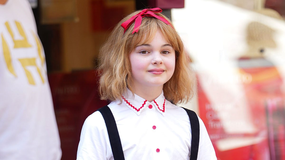 Mae Schenk é vista como ‘Eloise’ durante as filmagens do filme de ação ao vivo da Netflix na cidade de Nova York – Just Jared – Celebrity News & Gossip