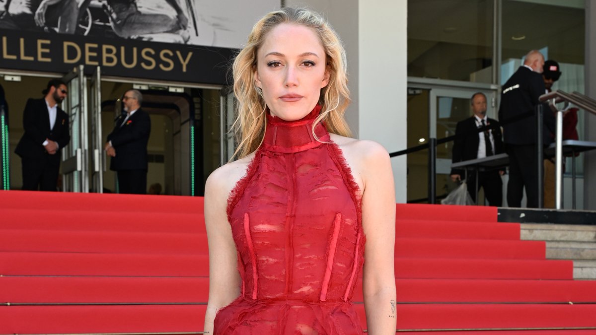 Maika Monroe promove novo filme ‘Victorian Psycho’ em Cannes 2026 com estreia de trailer online – Just Jared – Celebrity News & Gossip
