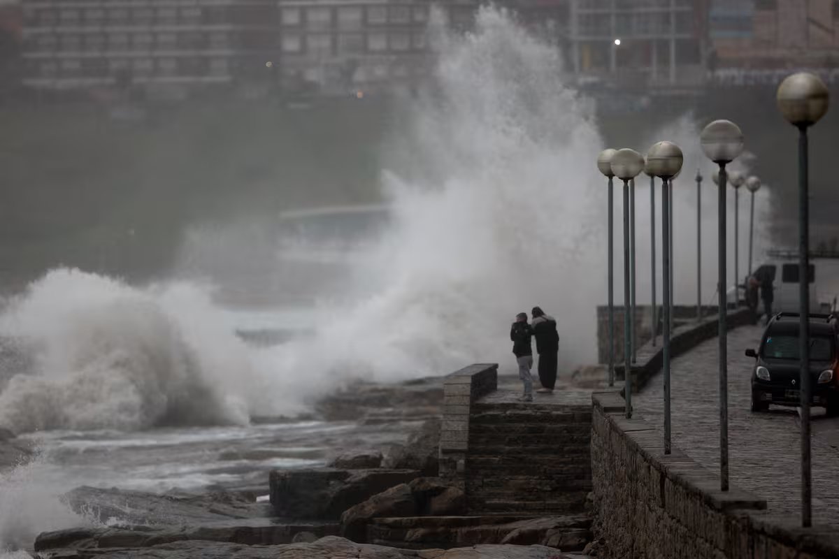 Mais de 170 navios estrangeiros buscam abrigo contra ciclone extratropical com ventos com força de furacão que atingem a Argentina