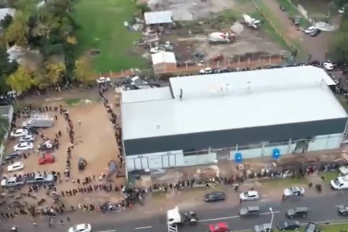 Mais de dez quarteirões na fila e 3.000 candidatos a empregos em frigoríficos