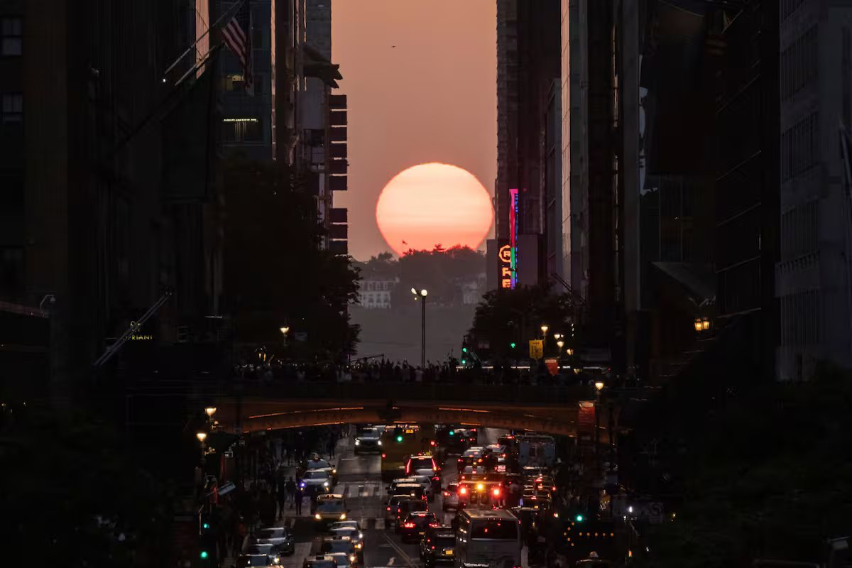 Manhattanhenge 2026: a hora exata do fenômeno que alinha o sol com as ruas de Nova York