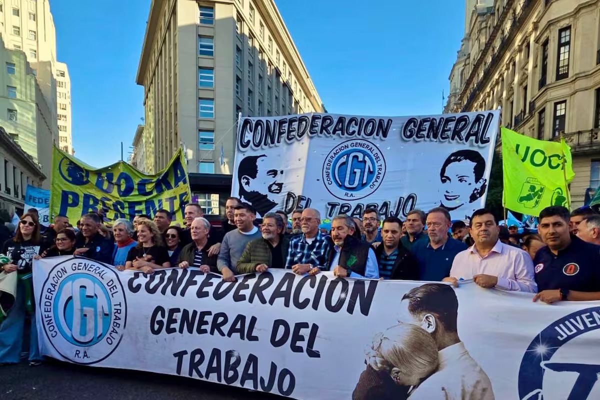 Marcha universitária. colunas políticas e sindicais marcam presença na Plaza de Mayo