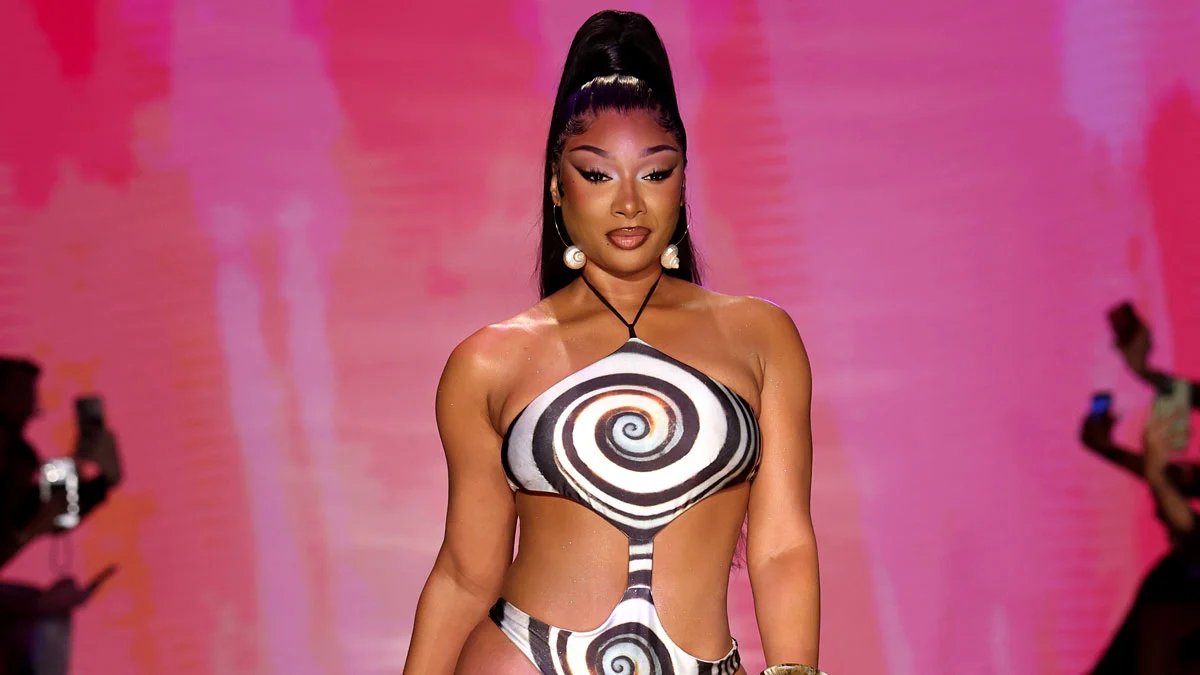 Megan Thee Stallion usa maiô sexy recortado para desfile de verão de garotas gostosas em Miami – Just Jared – Notícias de celebridades e fofocas