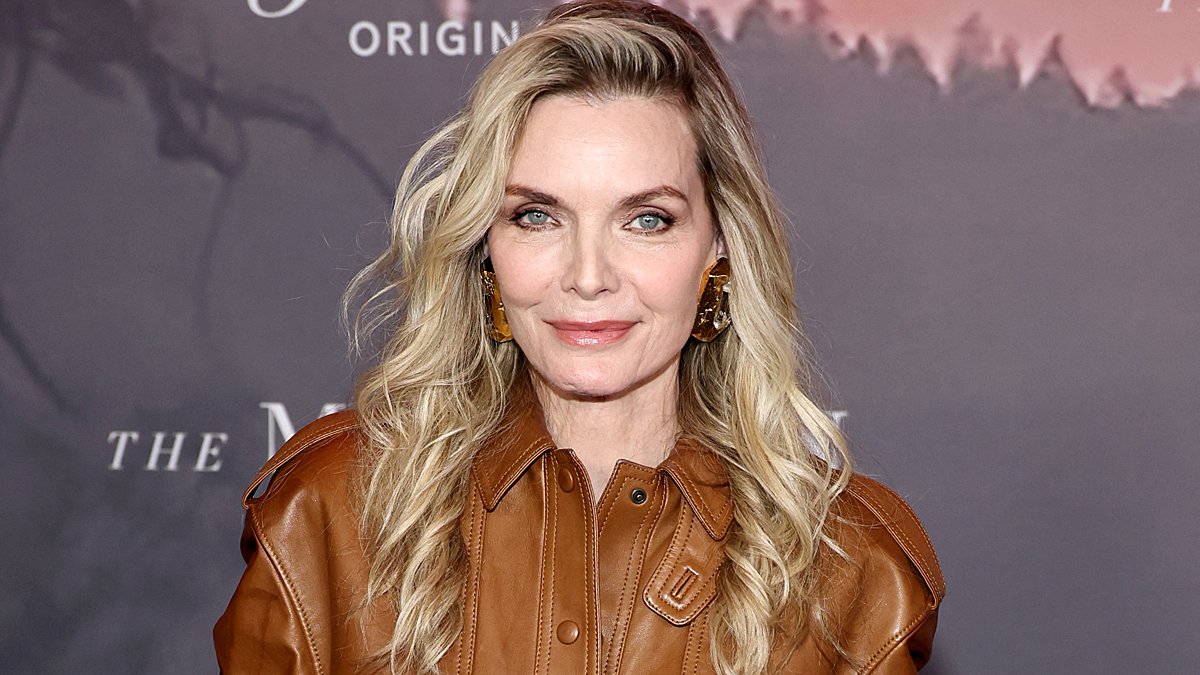 Michelle Pfeiffer defende ‘Grease 2’ e reflete sobre seu impacto em sua carreira – Just Jared – Celebrity News & Gossip