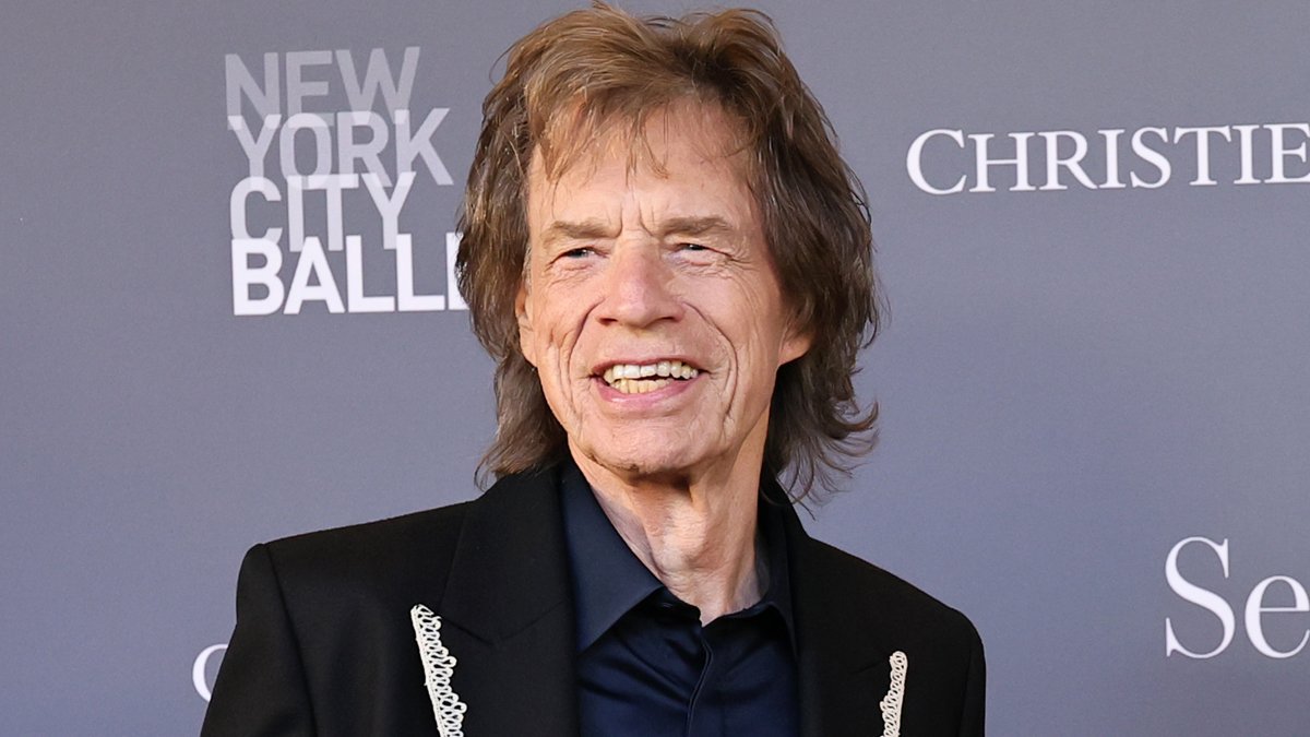 Mick Jagger faz chegada espetacular de helicóptero para papel em filme selvagem – Just Jared – Notícias e fofocas de celebridades