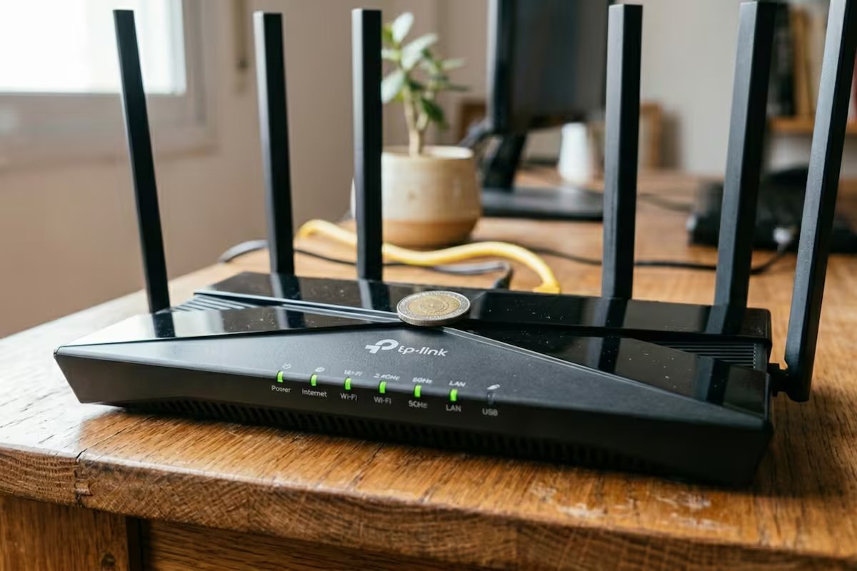 Moeda no roteador? Um truque que promete melhorar o seu Wi-Fi, mas pode estragá-lo
