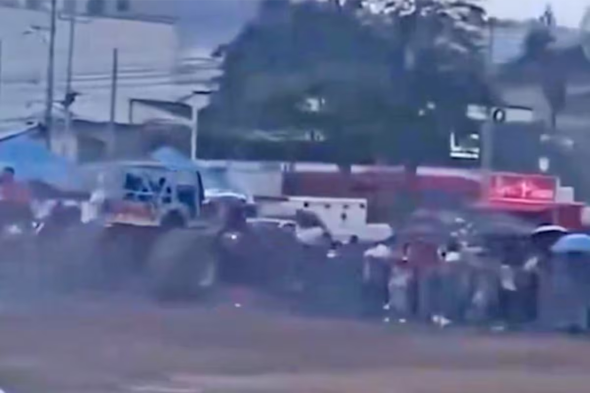 Monster Truck na Colômbia. um caminhão fora de controle atropelou 40 pessoas e matou três.