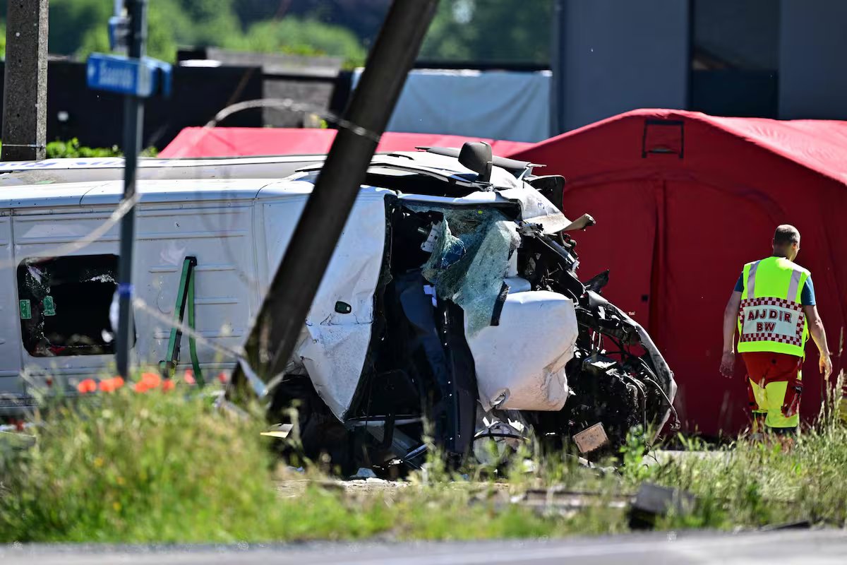 Na Bélgica, um trem colidiu com um ônibus escolar, vários morreram