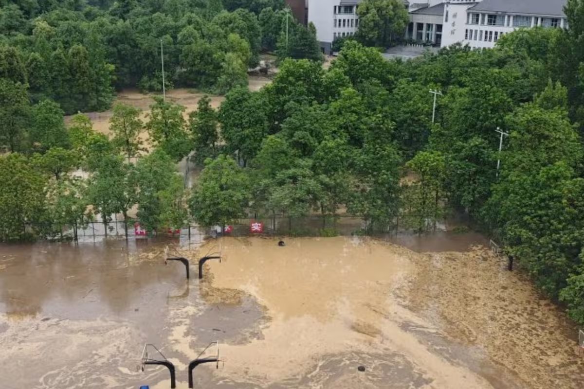 Na China, a tempestade ceifou pelo menos uma vida e 17 pessoas estão desaparecidas