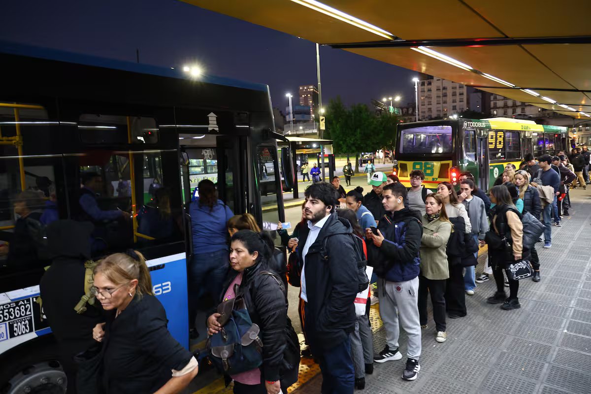 Na província de Buenos Aires, a partir desta segunda-feira, o preço da passagem de ônibus aumentará 11,16%. quais são os preços