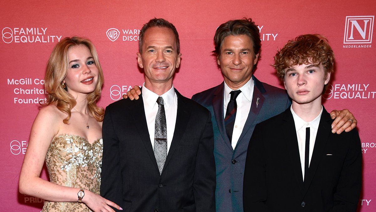 Neil Patrick Harris e o marido David Burtka aparecem com seus gêmeos de 15 anos para receber o prêmio no Family Equality Gala – Just Jared – Celebrity News & Gossip