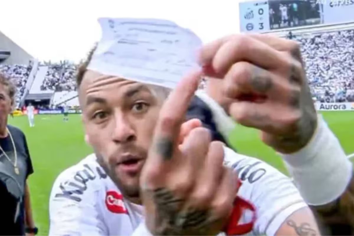 Neymar foi vítima de um erro inusitado do árbitro. ele foi expulso e não pôde entrar novamente.
