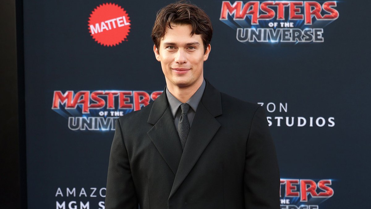 Nicholas Galitzine revela a rotina diária selvagem por trás de seu físico de He-Man – Just Jared – Notícias e fofocas de celebridades