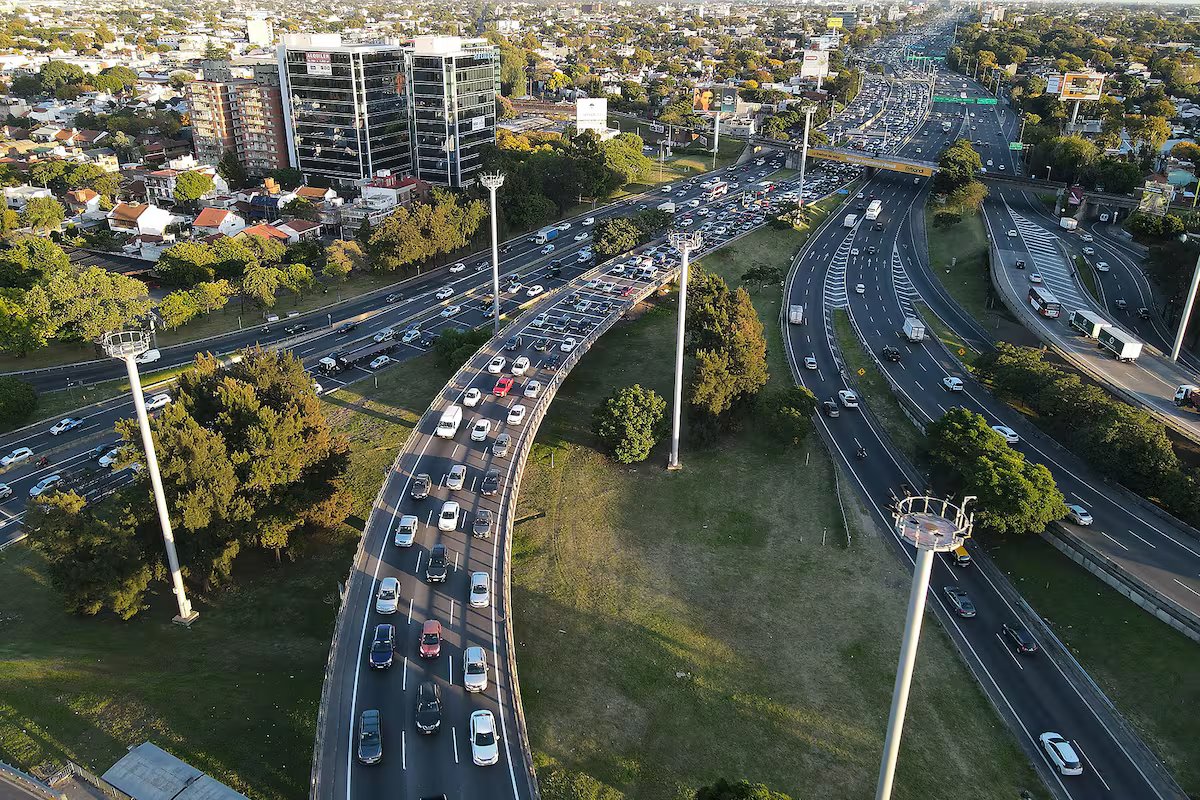 No início do fim de semana prolongado, um caminhão capotou e causou colapso no trânsito em General Paz