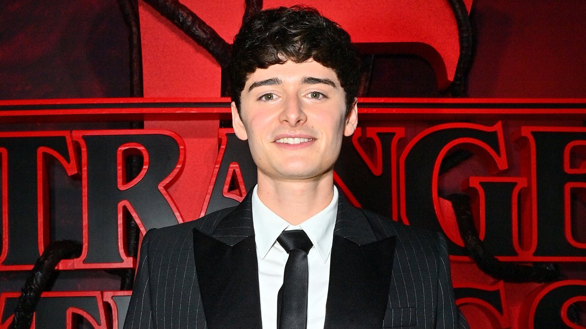 Noah Schnapp comemora formatura na Universidade da Pensilvânia com fotos de família – Just Jared – Notícias e fofocas de celebridades