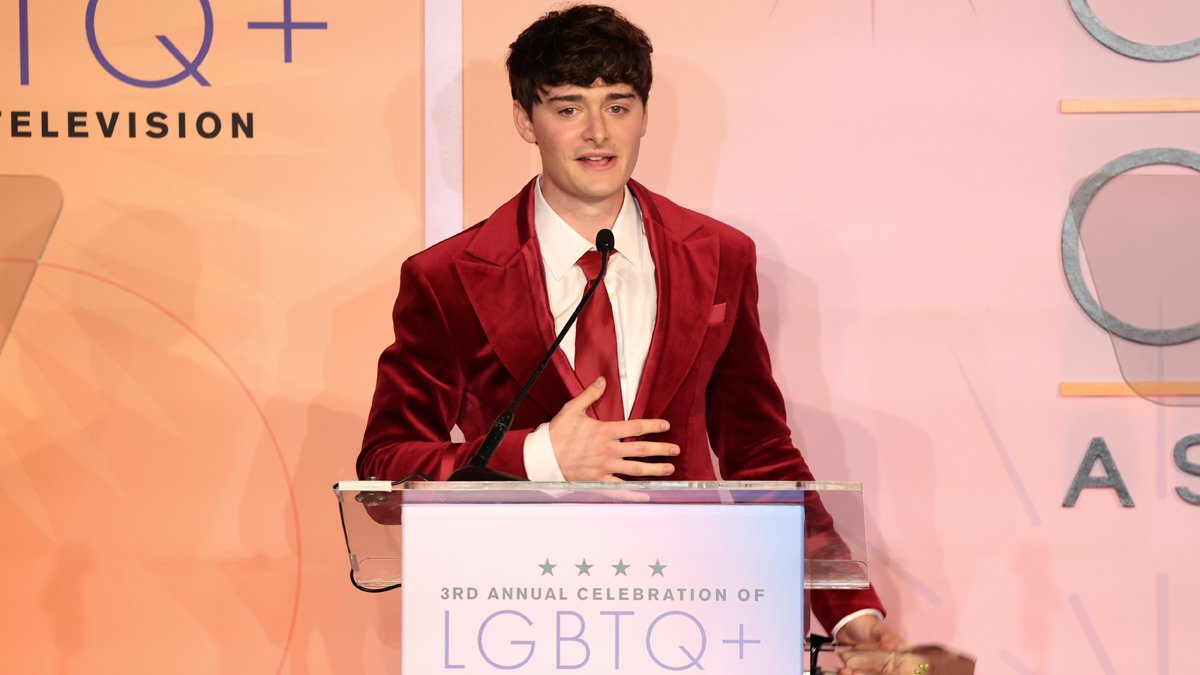 Noah Schnapp homenageia o impacto de Will Byers no discurso de aceitação do prêmio LGBTQ+ da Emotional Critics’ Choice – Just Jared – Celebrity News & Gossip