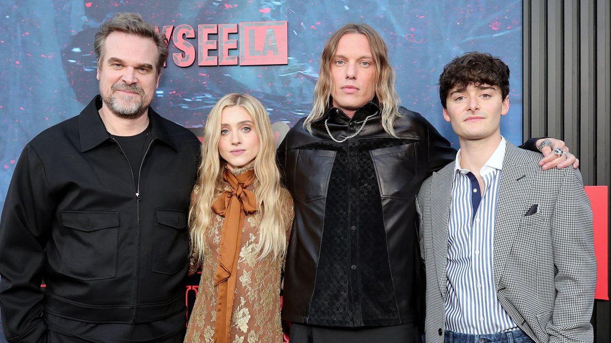 Noah Schnapp se reúne com colegas de elenco de ‘Stranger Things’ após a formatura da faculdade! – Just Jared – Notícias e fofocas sobre celebridades