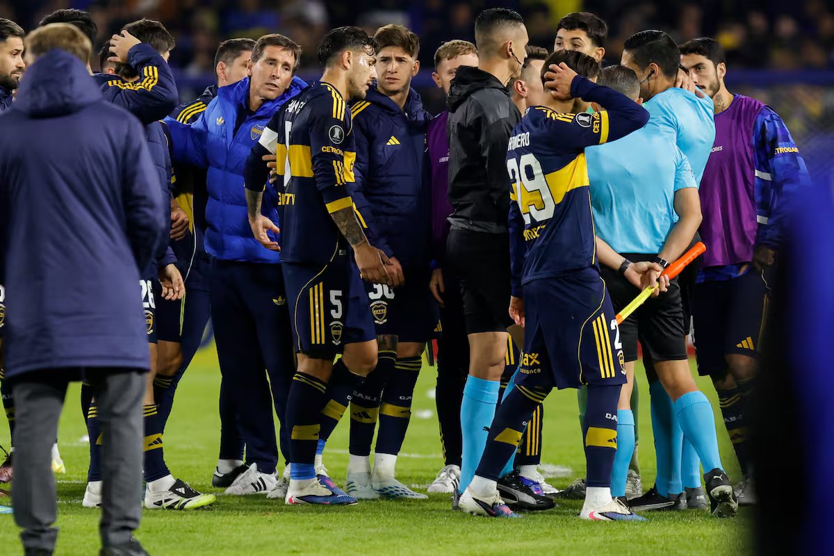 O Boca empatou com o Cruzeiro em uma noite polêmica do VAR para complicar a classificação para a Copa Libertadores.