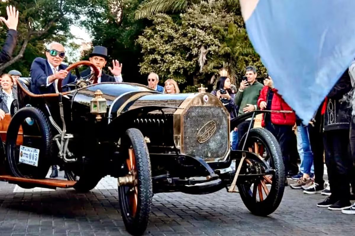 O Grande Prêmio Recoleta-Tigre comemora 120 anos com bandas, joias mecânicas, trajes de época e leques casuais.